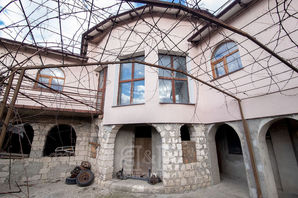 Buiucani Se vinde casă cu teren privatizat în sectorul B...
