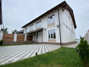 Buiucani Duplex în 2 nivele, buiucani, 230 mp + 3 ari!
...