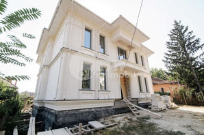Telecentru Casă din piatră albă, proiect individual 380 mp...