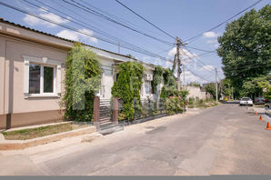 Centru Vânzare - casă, 60 mp, strada Alexandru Vlăhuță...