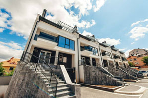 Centru Townhouse în 2 nivele, Centru, 330 mp + 3 ari!
...