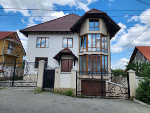 Stauceni Casa în Stauceni in 3 nivele, teren 7 ari Ampla...