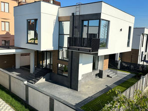 Stauceni Casă în 2 nivele, Ciocana, 330 mp + 6 ari!
---...
